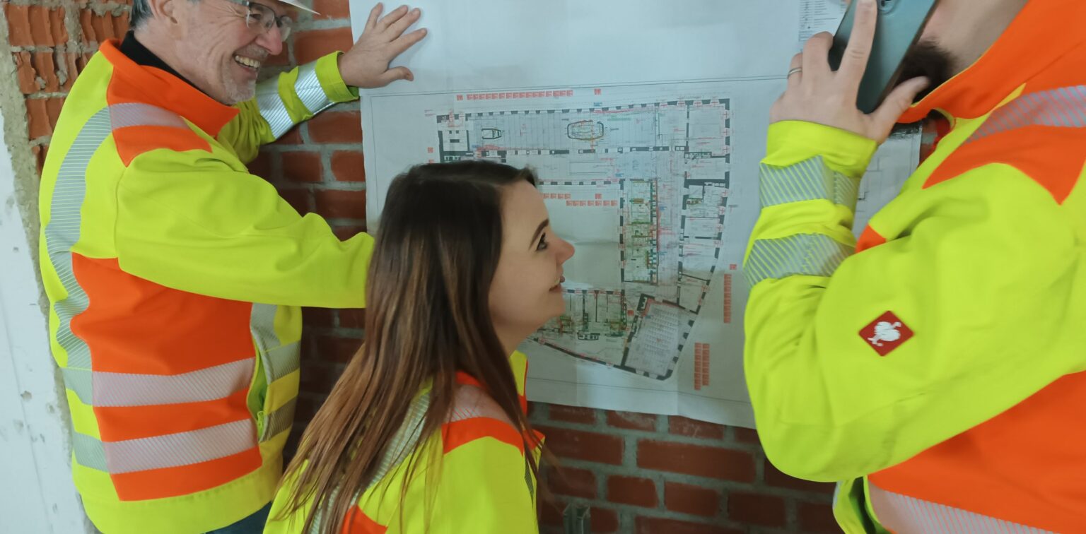 Mitarbeiter von Ottisch in einer Besprechung auf der Baustelle