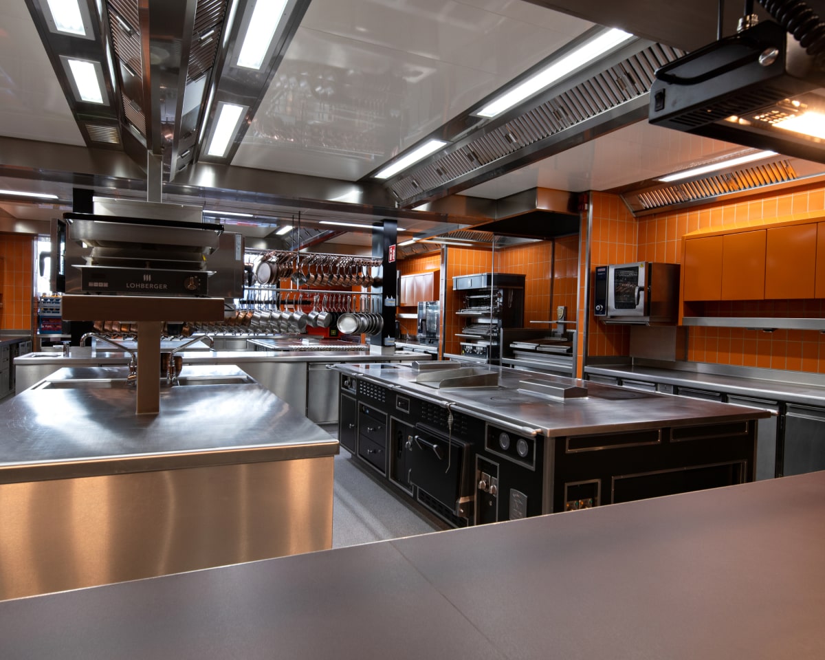 kueche-restaurant-tantris-referenzprojekte-ottitisch-ingenieurbuero