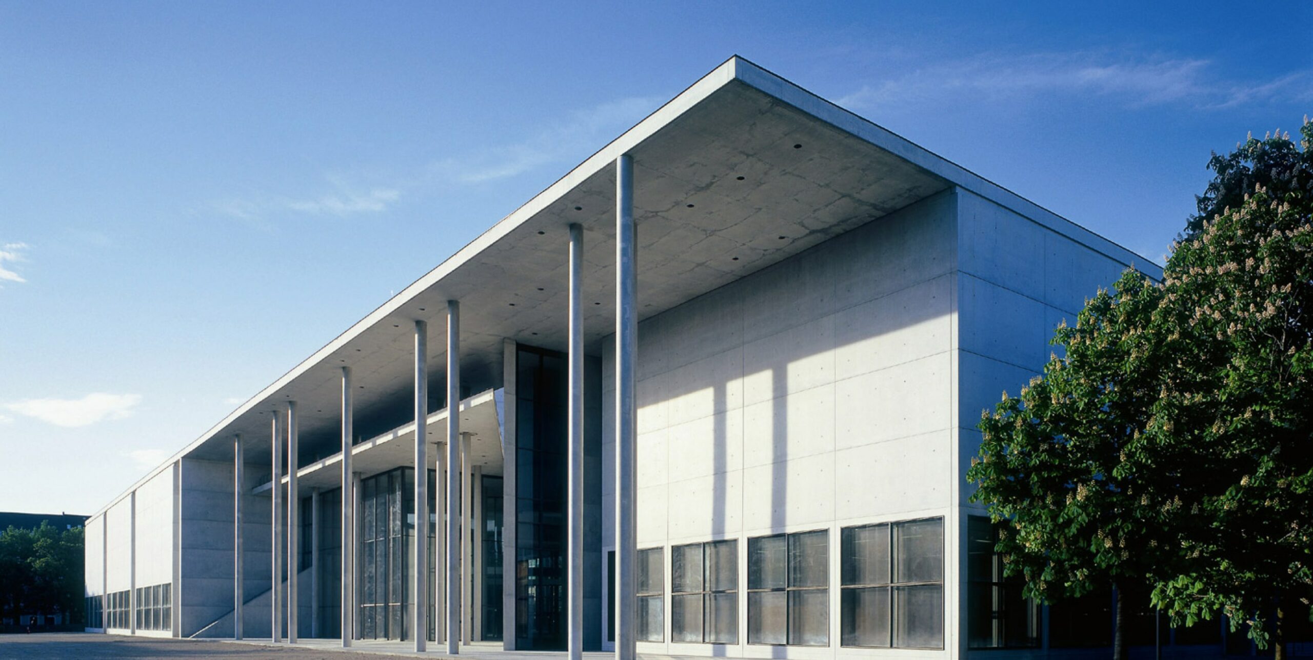 pinakothek-der-moderne-aussenansicht-eingang-referenzprojekte-ottitisch-ingenieurbuero