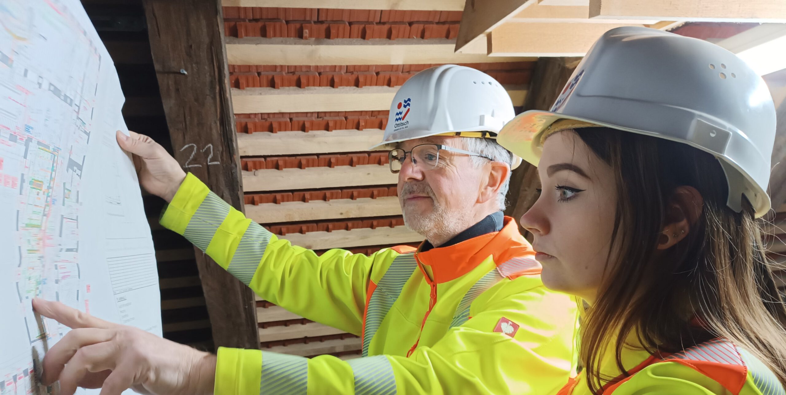 Fachplaner in einer Besprechung auf der Baustelle