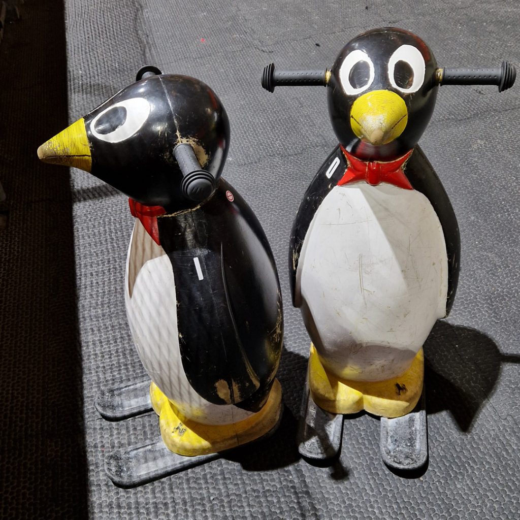 Pinguine als Eislaufhilfe