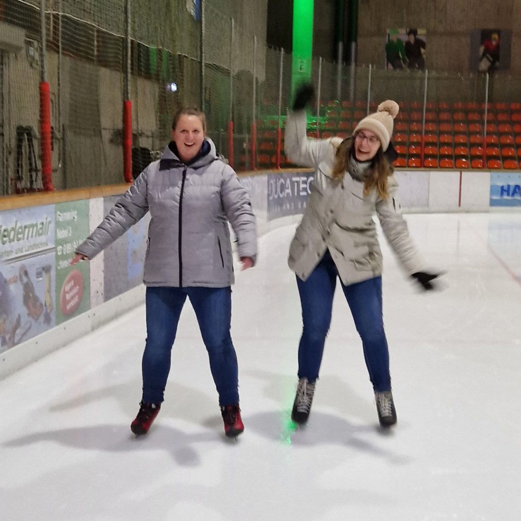 Kolleginnen haben Spaß beim Eislaufen