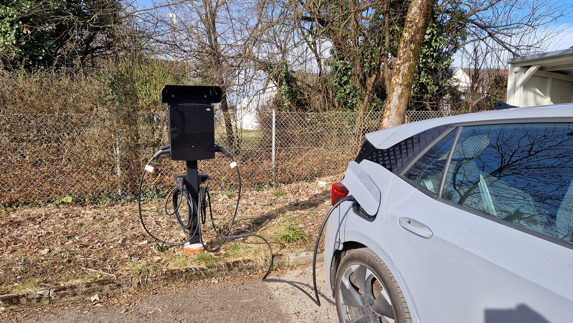 Firmenwagen wird an PV-Anlage geladen