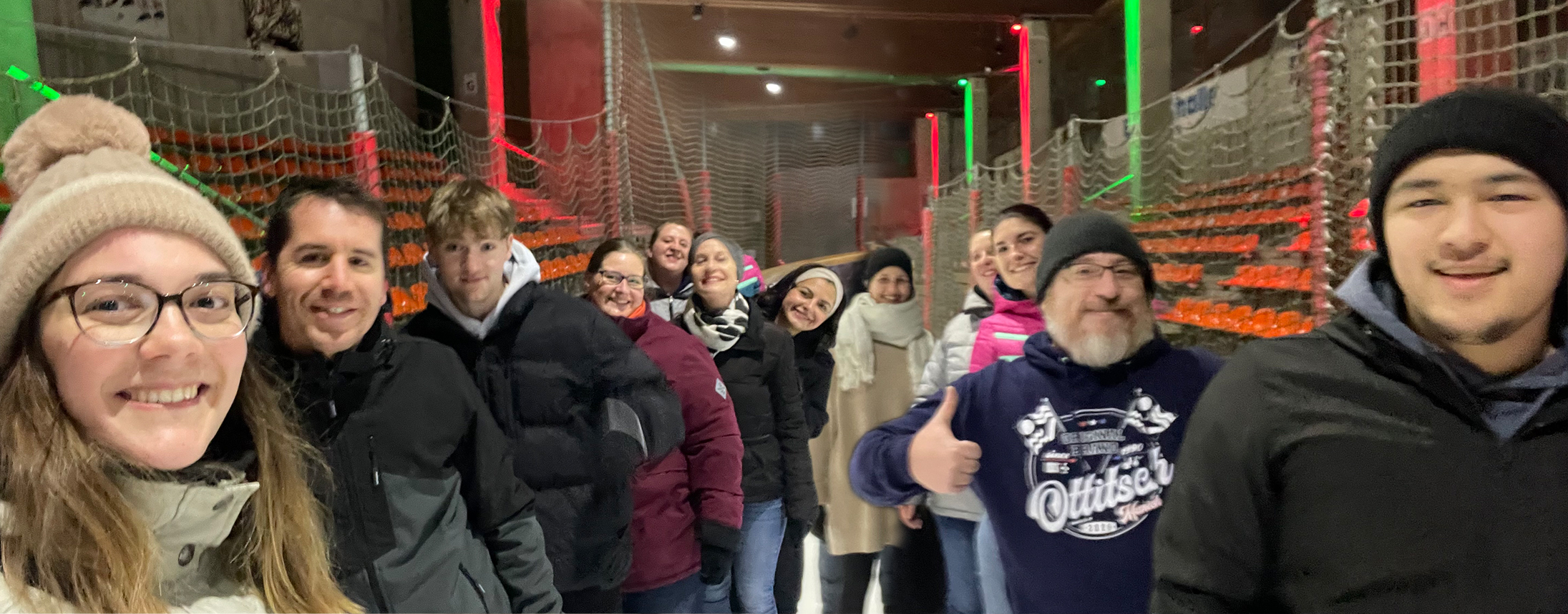 Gruppenbild Teamevent Eislaufen