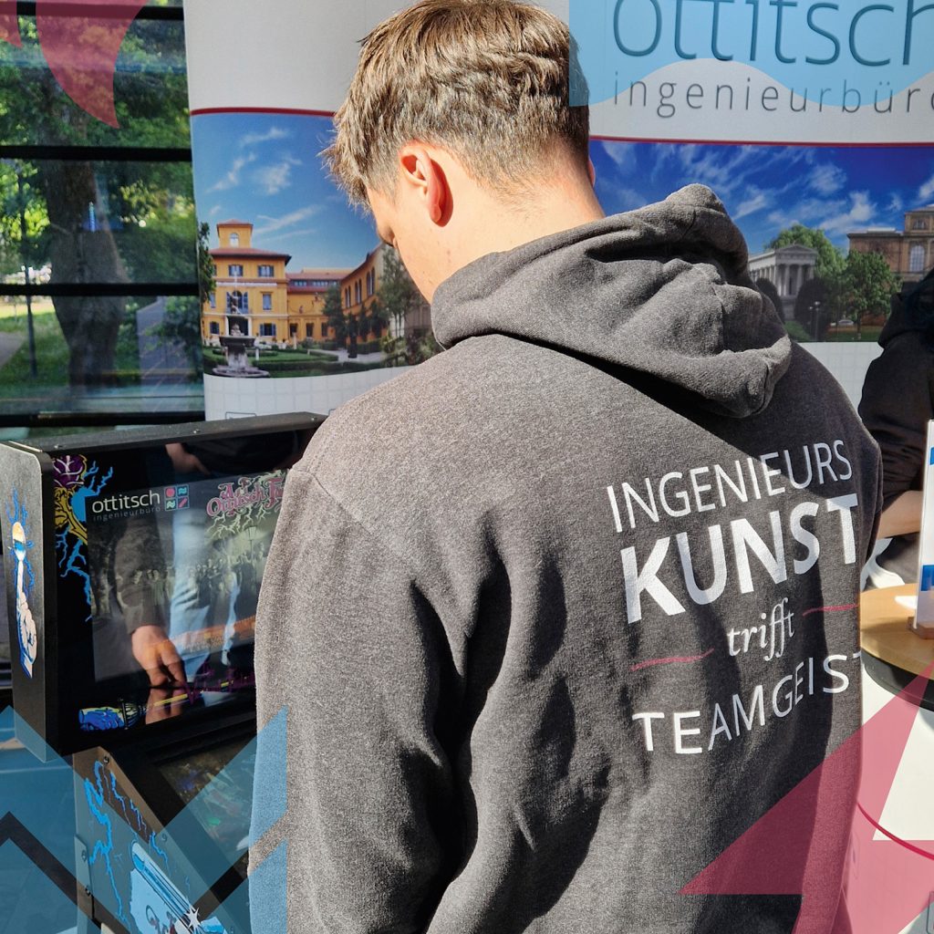 Kollege testet den Flipper am Stand