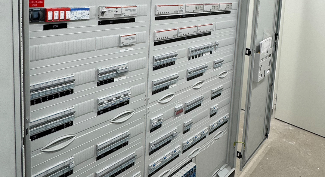 Bild von dem inneren eines Elektroschrankes