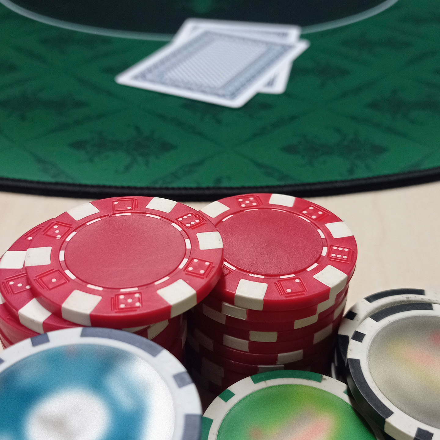 Pokerkarten und Chips