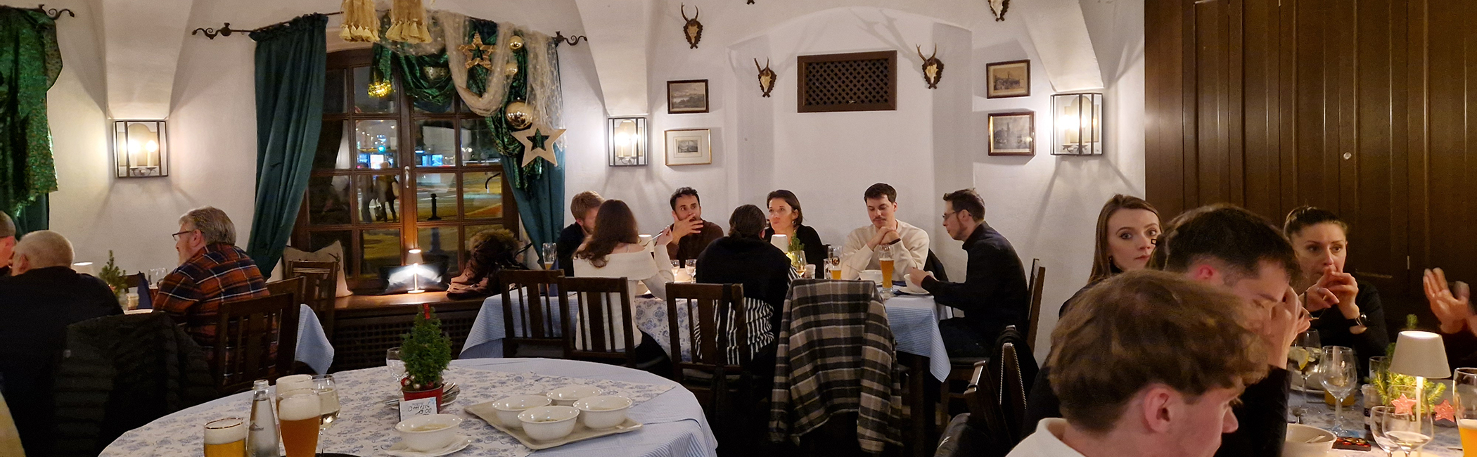 TeamOttisch beim Essen auf der Weihnachtsfeier 2025